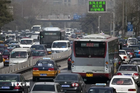 Ôtô trên đường phố Bắc Kinh. (Nguồn: EPA/TTXVN)