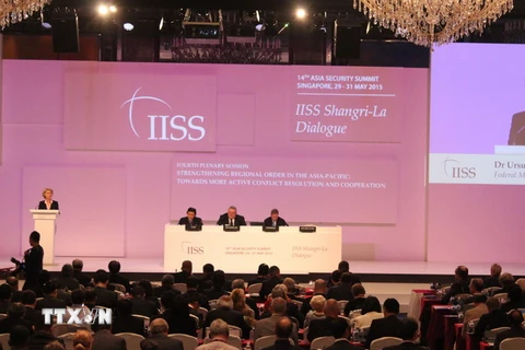 Bộ trưởng Quốc phòng Đức Ursula von der Leyen phát biểu tại Đối thoại Shangri La lần thứ 14 tại Singapore, ngày 31/5. (Nguồn: TTXVN)
