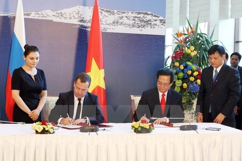 Thủ tướng Nguyễn Tấn Dũng ký Hiệp định Thương mại tự do giữa Việt Nam và Liên minh Kinh tế Á-Âu. (Ảnh: Đức Tám/TTXVN)