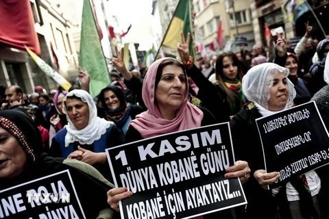 Người Kurd xuống đường tuần hành chống IS tại Istanbul (Thổ Nhĩ Kỳ). (Nguồn: AFP/TTXVN)
