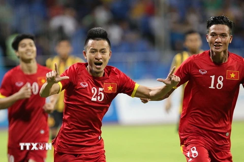 Niềm vui của tiền vệ Huy Toàn (giữa) sau khi ghi bàn thắng. (Ảnh: Quốc Khánh/TTXVN)