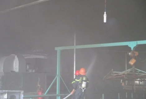 Cháy dữ dội tại nhà máy chế biến mủ cao su tại Tây Ninh