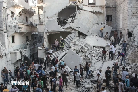 Cảnh đổ nát sau các cuộc không kích tại thành phố Aleppo, miền bắc Syria ngày 30/5. (Nguồn: AFP/TTXVN)