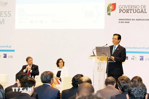 Thủ tướng Chính phủ Nguyễn Tấn Dũng, Thủ tướng Cộng hòa Bồ Đào Nha Pedro Passos Coelho và Bộ trưởng Bộ Nông nghiêp Bồ Đào Nha dự Diễn đàn Kinh tế biển 2015. (Ảnh: Đức Tám/TTXVN)