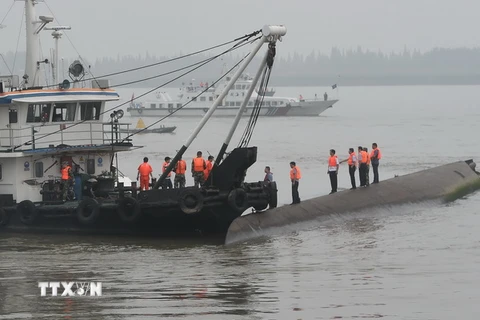Tàu cứu hộ làm hiện tại hiện trường tàu khách bị lật trên sông Dương Tử ngày 2/6. (Nguồn: THX/TTXVN)