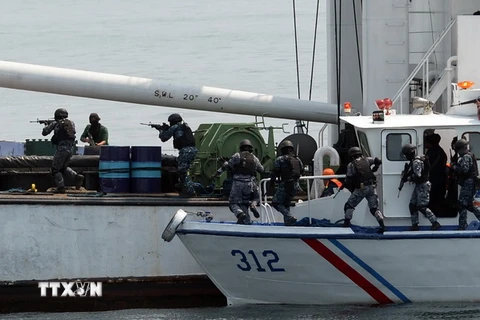 Lực lượng bảo vệ bờ biển Philippines và Nhật Bản diễn tập tình huống khống chế hải tặc trong khuôn khổ cuộc tập trận tại Vịnh Manila. (Nguồn: AFP/TTXVN)