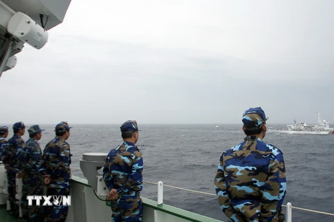 Các chiến sỹ cảnh sát biển Việt Nam trong chuyến tuần tra chung kiểm tra liên hợp nghề cá Vịnh Bắc Bộ Việt Nam-Trung Quốc lần thứ 10. (Ảnh: Tuấn Anh/TTXVN)