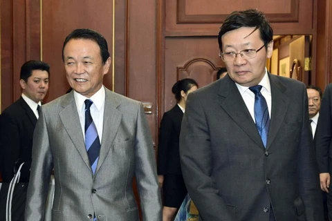Bộ trưởng Tài chính Trung Quốc Lâu Kế Vĩ (Lou Jiwei) và người đồng cấp kiêm Phó Thủ tướng Nhật Bản Taro Aso. (Nguồn: AP)