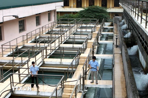 Sản xuất nước sạch ở Công ty kinh doanh nước sạch Hà Nội. (Ảnh: Bùi Tường/TTXVN.)