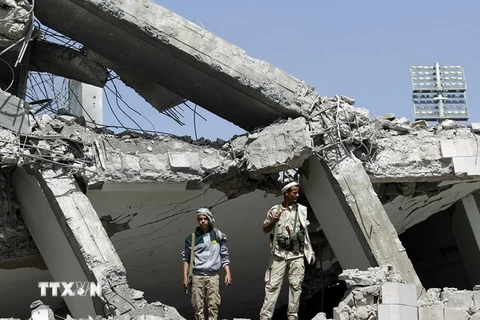 Cảnh đổ nát sau các cuộc không kích của liên quân tại khu vực phía bắc thủ đô Sanaa ngày 31/5. (Nguồn: AFP/TTXVN)