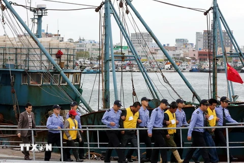 Lực lượng phòng vệ bờ biển Hàn Quốc áp giải ngư dân Trung Quốc tới cảng miền tây nam Mokpo ngày 17/10/2012. (Nguồn: Kyodo/TTXVN)