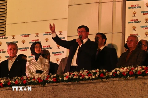 Thủ tướng Thổ Nhĩ Kỳ Ahmet Davutoglu (giữa) phát biểu trước những người ủng hộ Đảng AKP tại Ankara . THX-TTXVN 