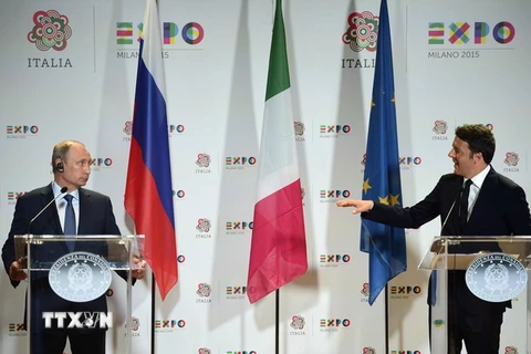 Tổng thống Nga Vladimir Putin (phải) và Thủ tướng Italy Matteo Renzi (trái). (Nguồn: AFP/TTXVN)