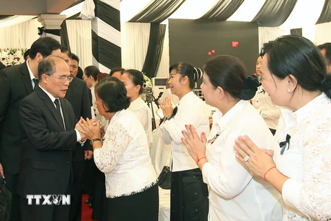 Chủ tịch Quốc hội Nguyễn Sinh Hùng chia buồn cùng gia quyến Samdech Chea Sim. (Ảnh: Nhan Sáng/TTXVN)