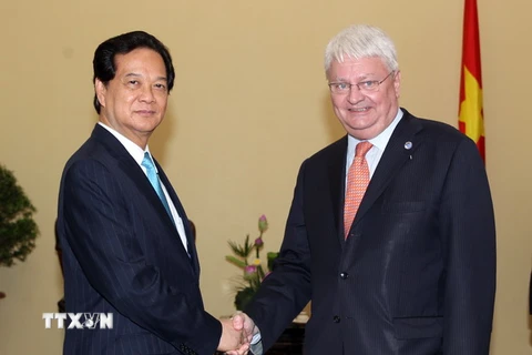 Thủ tướng Nguyễn Tấn Dũng tiếp ông Hervé Ladsous, Phó Tổng thư ký Liên hiệp quốc phụ trách Hoạt động gìn giữ hòa bình. (Ảnh: Đức Tám/TTXVN)