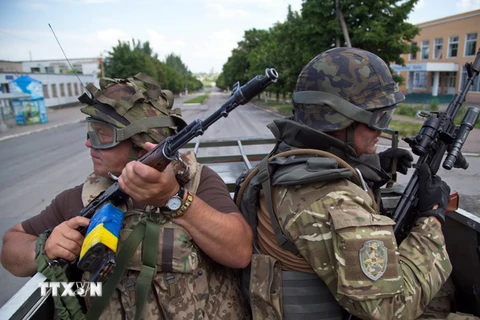 Binh sỹ Ukraine tuần tra tại thành phố miền Đông Mariinka ngày 5/6. (Nguồn: AFP/TTXVN)