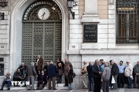 Người dân Hy Lạp chờ lĩnh lương tại Ngân hàng Trung ương ở thủ đô Athens ngày 29/4. (Nguồn: AFP/TTXVN)