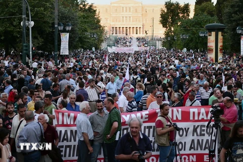 Biểu tình trước Bộ Tài chính Hy Lạp ở thủ đô Athens ngày 11/6, phản đối thỏa thuận cho vay của IMF và EU. (Nguồn: AFP/TTXVN)