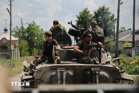 Binh sỹ Ukraine tuần tra tại thành phố miền đông Mariinka ngày 5/6. (Nguồn: AFP/TTXVN)