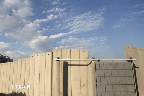 Hàng rào ngăn cách làng Al-Zaim, khu Bờ Tây với Israel ngày 6/5. (Nguồn: AFP/TTXVN)