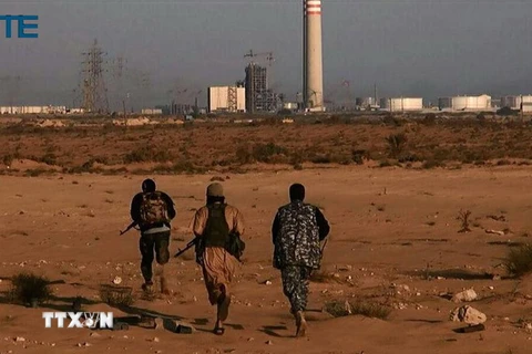 Phiến quân IS tại thành phố Sirte, Libya sau khi chiếm nhà máy điện của thành phố này ngày 9/6. (Nguồn: AFP/TTXVN)
