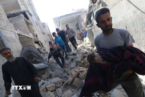 Thi thể một em bé Syria thiệt mạng trong cuộc giao tranh giữa quân đội chính phủ và lực lượng đối lập tại thành phố Aleppo, miền bắc Syria ngày 5/6. (Nguồn: AFP/TTXVN)