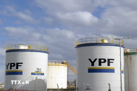 Những bồn xăng dự trữ của công ty YPF ở Rio Gallegos, Santa Cruz, cách Buenos Aires khoảng 2 500km về phía Tây Nam. (Nguồn: AFP/TTXVN)