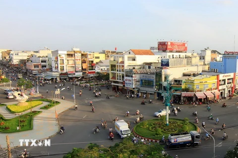 Ngã tư Đại lộ Đồng Khởi và đường Nguyễn Đình Chiểu, thành phố Bến Tre. (Ảnh: Vũ Sinh/TTXVN)