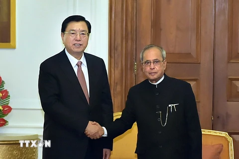 Tổng thống Ấn Độ Pranab Mukherjee (phải) có cuộc gặp với Chủ tịch Quốc hội Trung Quốc Trương Đức Giang đang trong chuyến thăm Ấn Độ. (Nguồn: THX/TTXVN)