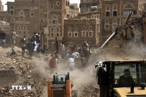 Cảnh đổ nát của thành cổ Sanaa sau vụ oanh tạc của liên quân ngày 12/6. (Nguồn: THX/TTXVN)