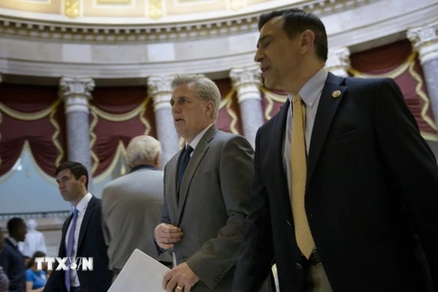 Lãnh đạo đa số tại Hạ viện Mỹ Kevin McCarthy (giữa, trước) trước phiên bỏ phiếu tại Hạ viện ở Washington, DC., ngày 12/6. (Nguồn: AFP/TTXVN)