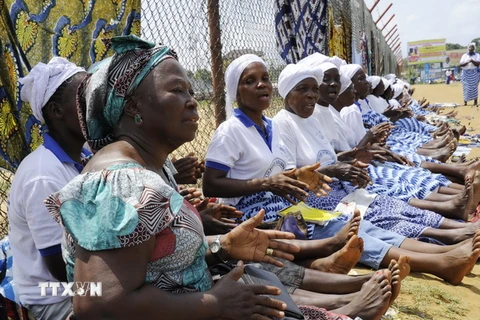 Các thành viên Phụ nữ trong mạng lưới xây dựng hòa bình (WIPNET) ca hát tại thủ đô Monrovia, sau khi WHO tuyên bố Liberia hết dịch Ebola. (Nguồn: AFP/TTXVN)
