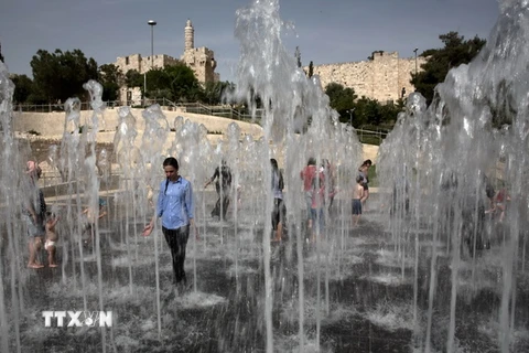Người dân Israel tại đài phun nước gần thành phố cổ Jerusalem ngày 27/5. (Nguồn: AFP/TTXVN)