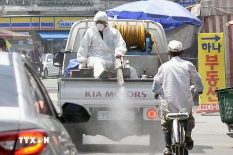 Nhân viên phun thuốc khử trùng phòng MERS trên một đường phố ở thủ đô Seoul ngày 17/6. (Nguồn: Kyodo/TTXVN)