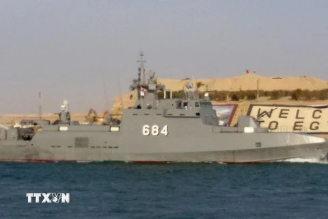Tàu chiến loại Ezzat của hải quân Ai Cập vượt kênh đào Suez để tới Biển Đỏ ngày 26/3. (Nguồn: AFP/TTXVN)