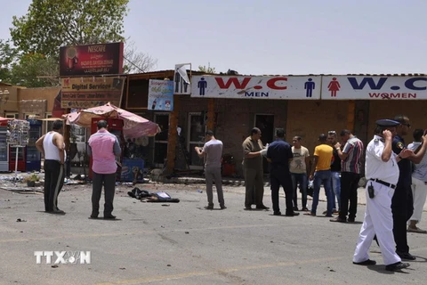 Lực lượng an ninh Ai Cập làm nhiệm vụ tại hiện trường một vụ tấn công. (Nguồn: AFP/TTXVN)