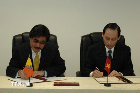 Quang cảnh Lễ ký Văn kiện Thiết lập quan hệ ngoại giao giữa Việt Nam và Bhutan năm 2012. (Ảnh: TTXVN)