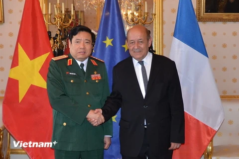 Bộ trưởng Quốc phòng Pháp Jean-Yves Le Drian tiếp thân mật Đại tướng Phùng Quang Thanh. (Ảnh: Tiến Nhất/Vietnam+)