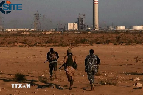 Phiến quân IS tại thành phố Sirte của Libya sau khi chiếm nhà máy điện của thành phố này ngày 9/6. (Nguồn: AFP/TTXVN)