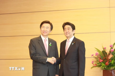Thủ tướng Nhật Bản Shinzo Abe (phải) có cuộc gặp với Ngoại trưởng Hàn Quốc Yun Byung-se (trái) đang trong chuyến thăm Nhật Bản. (Nguồn: Yonhap/TTXVN)