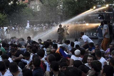 Cảnh sát dùng vòi rồng trấn áp người biểu tình. (Nguồn: Reuters)