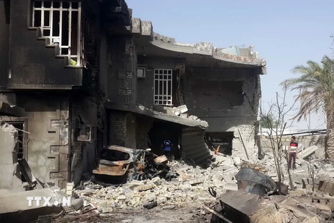Một tòa nhà bị phá hủy sau cuộc không kích nhằm vào các mục tiêu của lực lượng Nhà nước Hồi giáo (IS) tự xưng ở thành phố Fallujah, Iraq ngày 22/6. (Nguồn: THX/TTXVN)