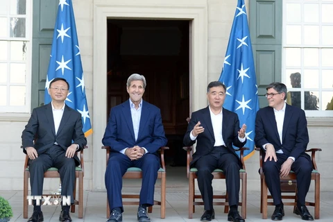 Ủy viên Quốc vụ Trung Quốc Dương Khiết Trì, Ngoại trưởng Mỹ John Kerry, Phó Thủ tướng Trung Quốc Uông Dương và Bộ trưởng Tài chính Mỹ Jacob Lew chụp ảnh chung tại Virginia, Mỹ ngày 22/6. (Nguồn: THX/TTXVN)