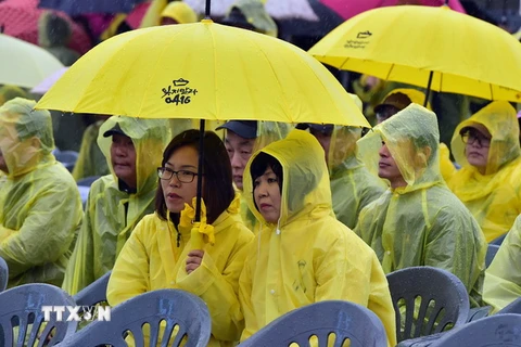 Người dân Hàn Quốc tại lễ tưởng niệm nạn nhân vụ chìm phà SEWOL. (Nguồn: AFP/TTXVN)