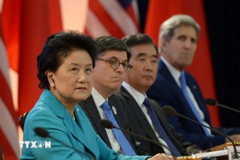 Phó Thủ tướng Trung Quốc Lưu Diên Đông, Bộ trưởng Tài chính Mỹ Jacob Lew, Phó Thủ tướng Trung Quốc Uông Dương và Ngoại trưởng Mỹ John Kerry tại lễ khai mạc đối thoại S&ED ngày 23/6. (Nguồn: THX/TTXVN)