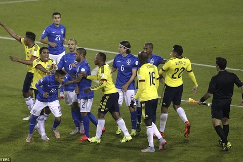 Các cầu thủ Brazil và Colombia ẩu đả sau trận đấu. (Nguồn: copaamerica.footballwood.com)
