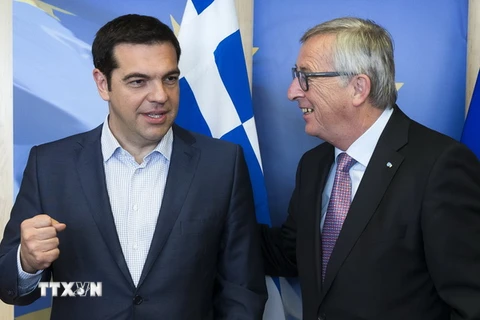 Thủ tướng Hy Lạp Alexis Tsipras (trái) và Chủ tịch EC Jean-Claude Juncker trước cuộc gặp ngày 24/6. (Nguồn: AFP/TTXVN)