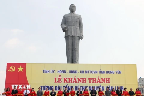 Chủ tịch nước Trương Tấn Sang và các đại biểu cắt băng khánh thành Tượng đài Tổng Bí thư Nguyễn Văn Linh. (Ảnh: Nguyễn Khang/TTXVN)