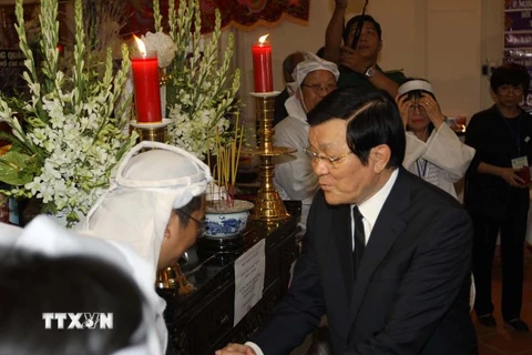 Chủ tịch nước Trương Tấn Sang thăm hỏi và chia buồn cùng gia đình giáo sư, tiến sỹ Trần Văn Khê. (Ảnh: Thanh Vũ/TTXVN)