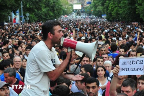 Dòng người biểu tình phản đối tăng giá điện tuần hành tại Yerevan ngày 24/6. (Nguồn: AFP/TTXVN)